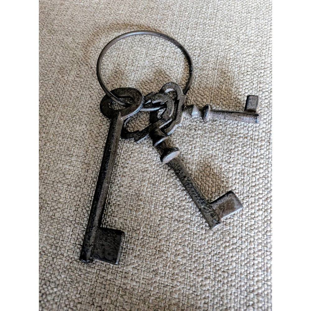 Vintage Style Cast Iron Skeleton Keys on Ring  Large